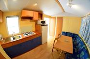Location mobil home roussillon confort plus :le salon ,coin cuisine avec grand frigo