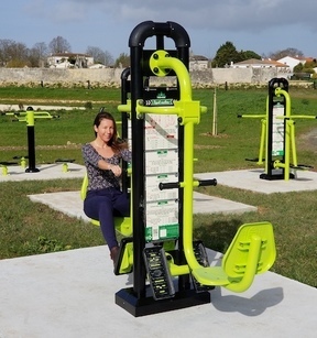 SQUAT MACHINE. CAMPING AL SOLS OUTDOOR FITNESS AREA.