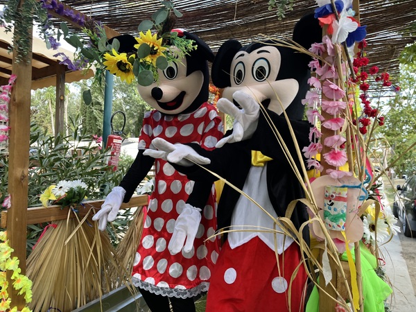 LA PARADE aVEC MICKEY