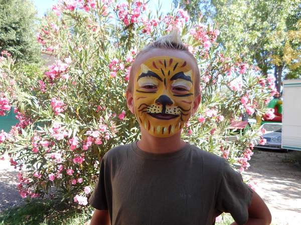 Maquillage au club enfant.